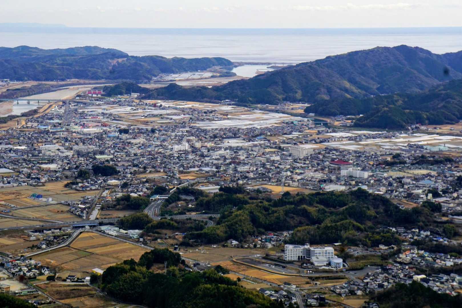  パラグライダー基地から土佐市街を望む
南に仁淀川河口と太平洋が見える