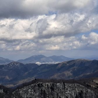 山頂から見た蒜山三座（写真中央の薄い山）