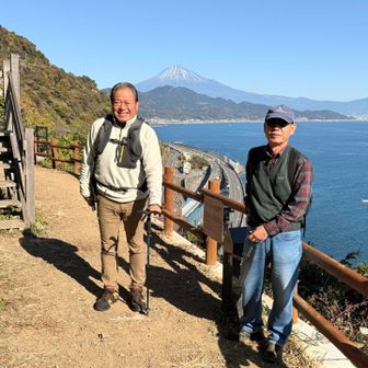 ここが有名な薩埵峠ですが写メ左の階段を登るともっと凄い景色が待ってます。　この後は駐車場があります。駐車場からは舗装路で下り坂になります。