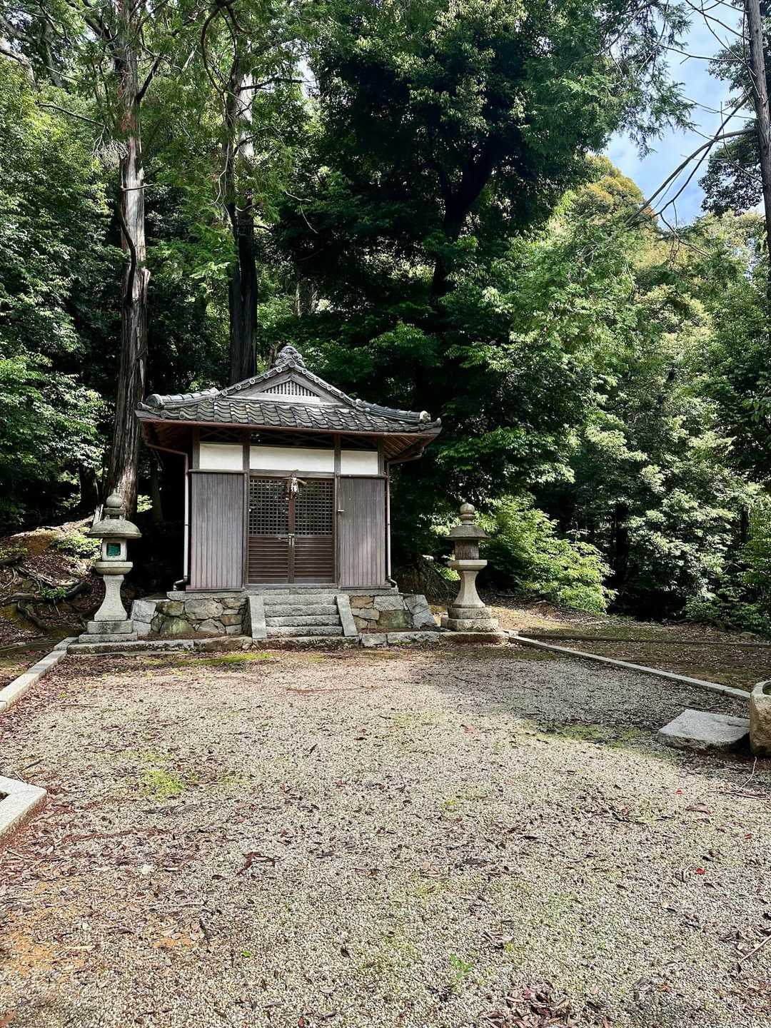 ポツンと神社⛩がありました。よく手入れがなされていました。地元の方が掃除🧹をして下さっているのかなぁ🤔