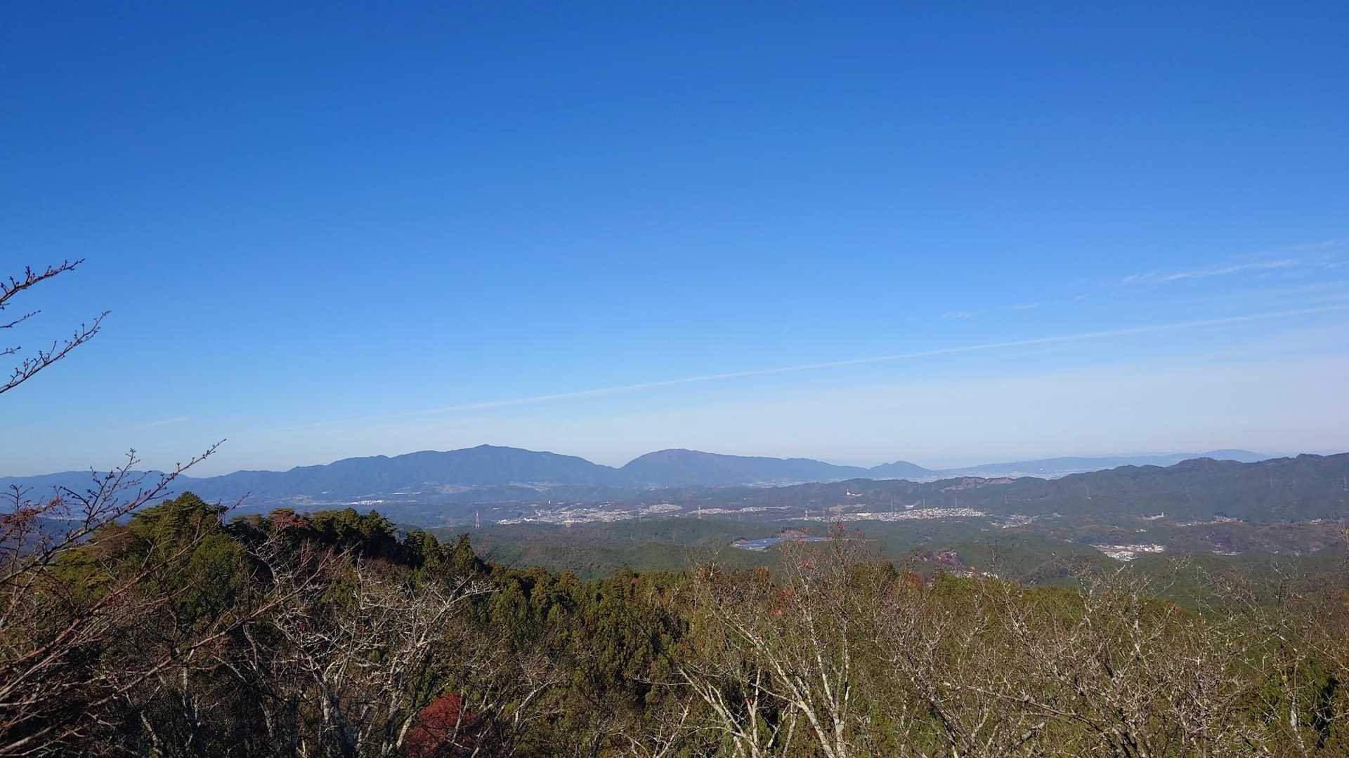 奥に金剛山系、手前に龍門岳の稜線です🍁