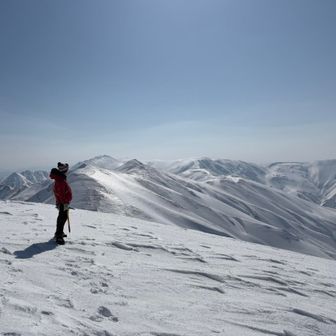 北俣岳山頂にたった

残りの縦走路が見渡せた
感無量