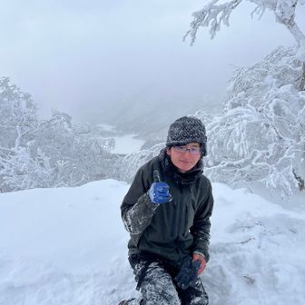 オコタンペ湖をバックに📷

ここでベテランパーティと別れ、俺は先に下山。
下山は攣って転んで滑り落ちてで酷い目に遭ったけど久しぶりの雪山は楽しかった😆❄️

ベテランパーティの皆さんありがとうございました😊