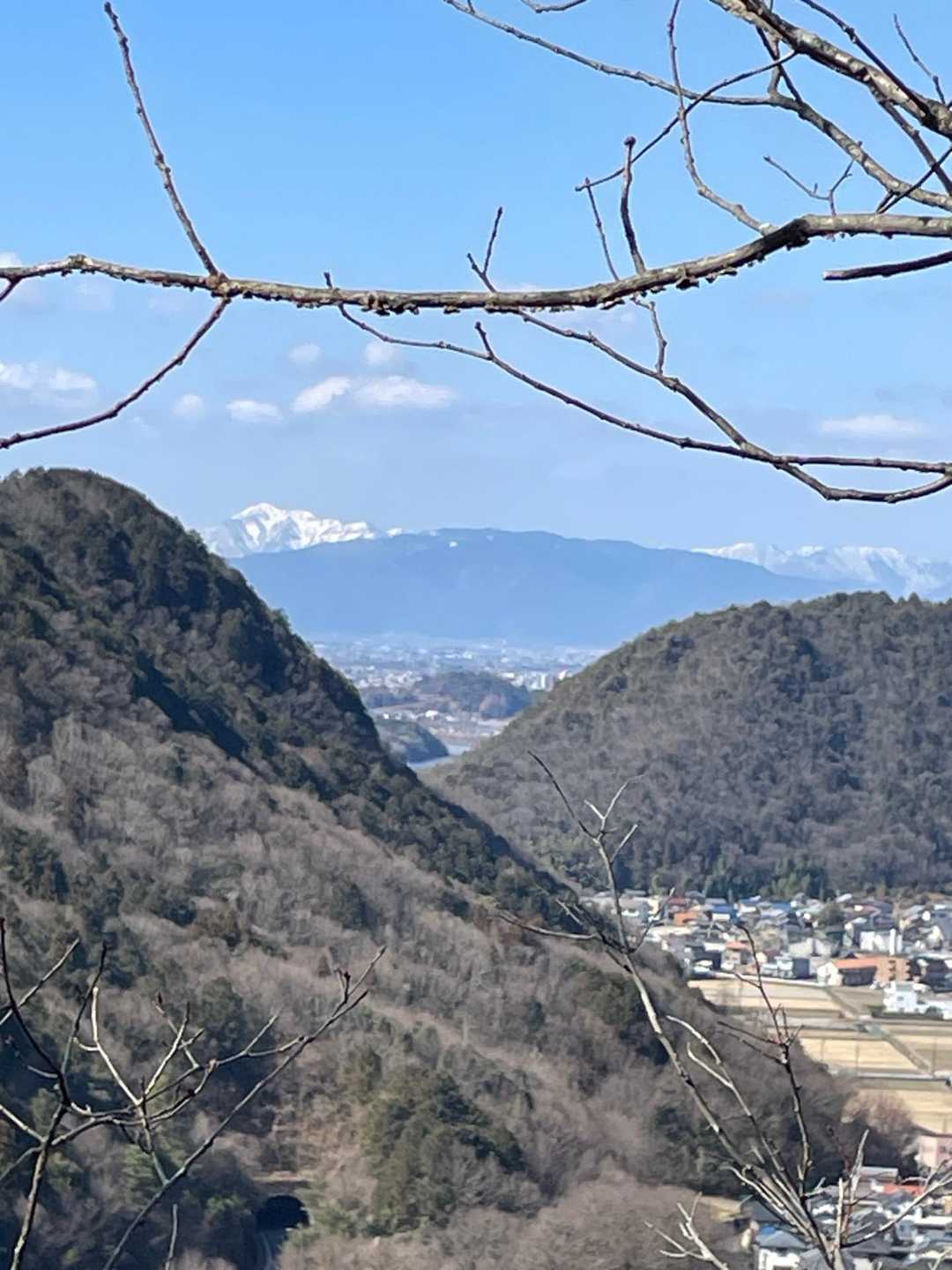 そこから少し登った所から伊吹山が見えました