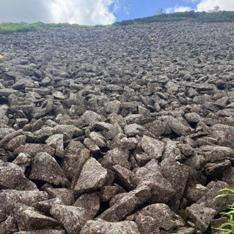 中々の斜度のガレ場下って来ました😅
一昨年の山開きの時は６月だったから雪渓を滑り降りて来たんだったー