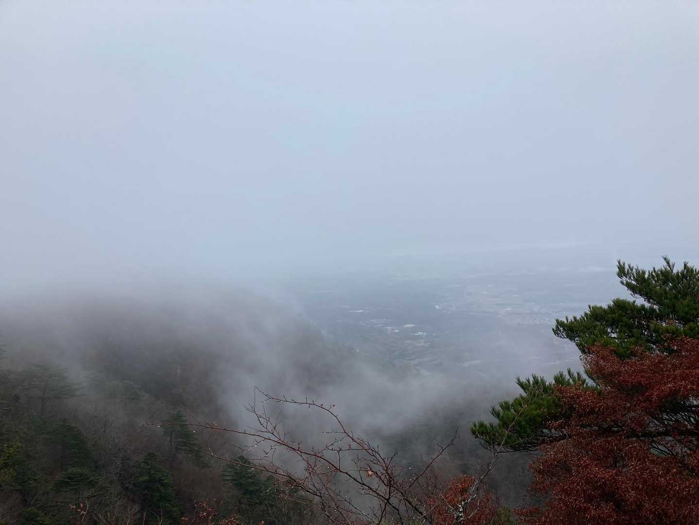 女体山頂上。晴れてればすごく良い眺めのはず、、