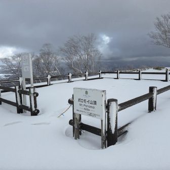 除雪はされているけど  目の前迄ではないので 少し雪の中に踏み入ります🥾
曇っているので 景色は残念💦