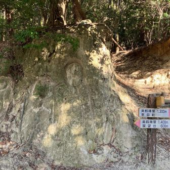 一旦下りてきて…
岩に三体お地蔵さん⁈