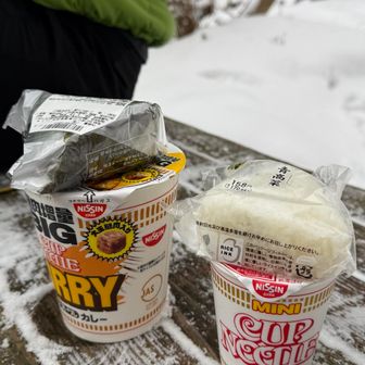 降りてきたとこにあるベンチでランチ！
カップ麺の上でおにぎり温め中🤭