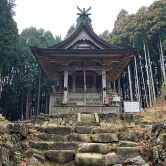 笠形神社の本宮の奥に登山口が続いていた。