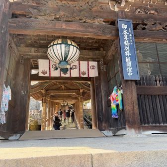 仁王門。この先に見えるのが登廊。長谷寺といえば登廊で有名