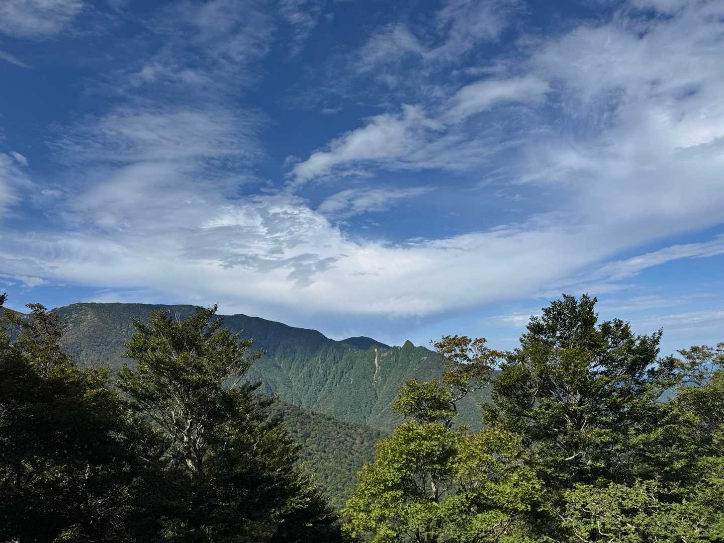 稜線から北東方面。