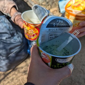 強風の中、頂上ランチ😋