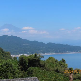 NOW  :  少し雲がかかってますが富士山　見えてます　この景色が見たかった