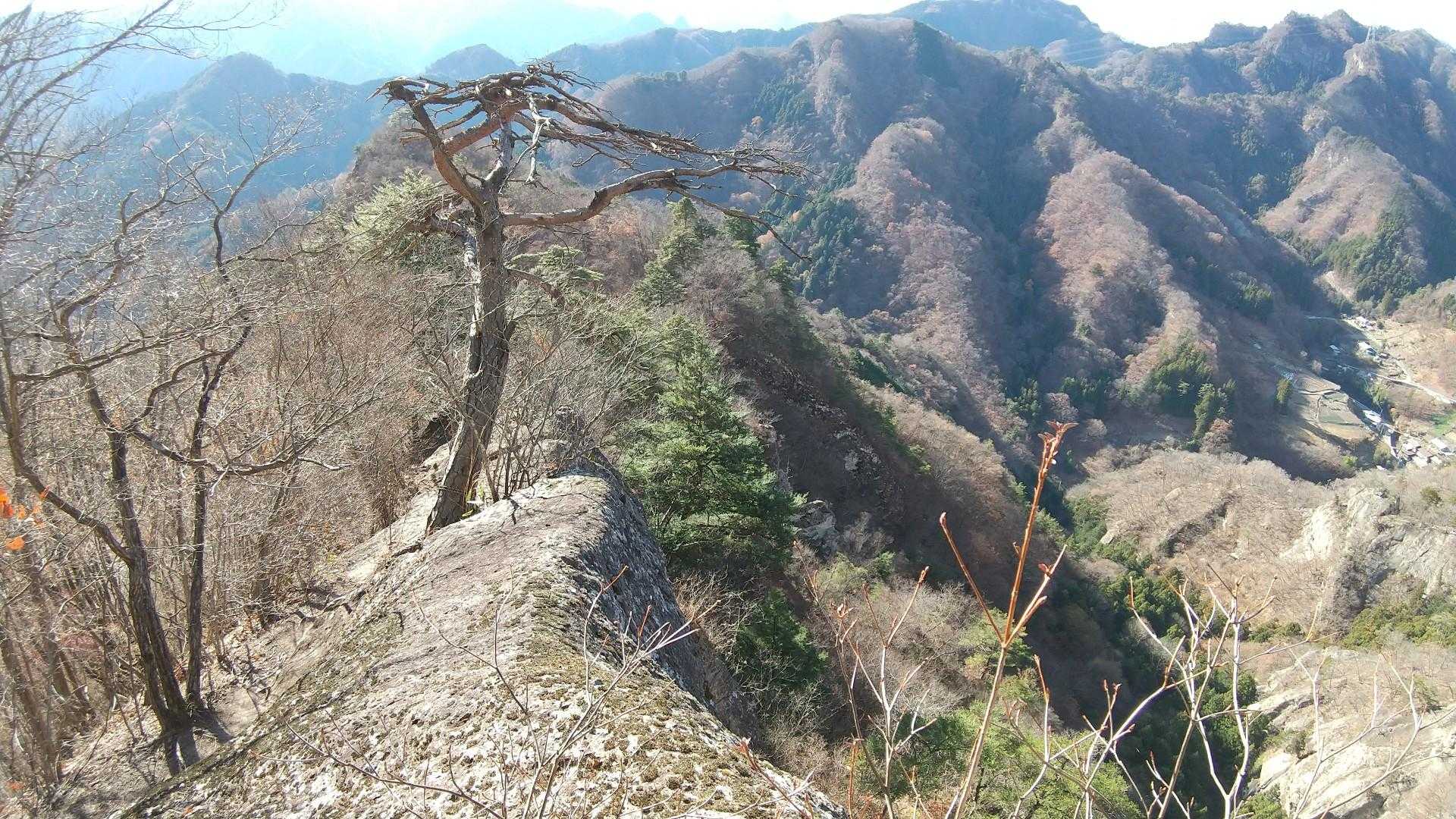 岩壁が見渡せる絶景ポイント 岩の上を歩きます😆
巻き道も左手にあります