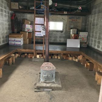 山小屋の中
薪ストーブはまだ
