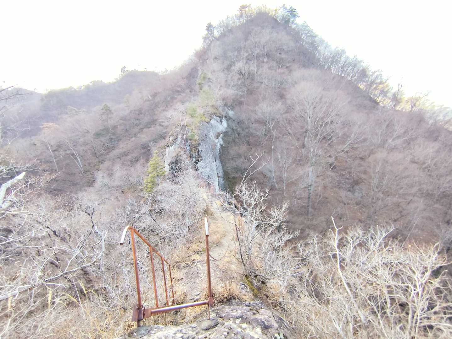 かつて修行が行われていた荒々しい岩場も今は鎖と鉄はしごが設置されています