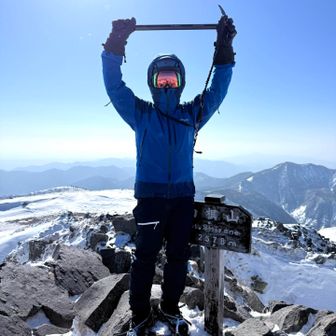 やっと登頂
飛ばされそうな爆風です