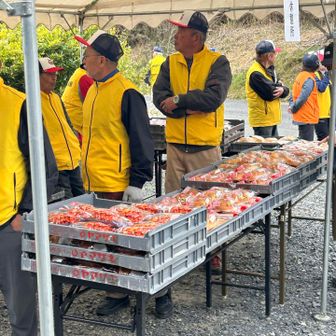 奥坂休憩所に到着

こちらでパンをいただきます🥰

一昨年は確かちくわもあったけど、無くなったんですかね🤔