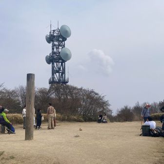 六甲山最高峰着。

風吹岩からここまでは完全に登り基調ですが、足場は整備されていて、とてもスムーズに進行できます。

有馬からの下り基調のルート設定では、最後の温泉が楽しめないので、皆さん芦屋側からのスタートなんですね。(^^;