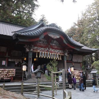 本殿に並ぶ人々