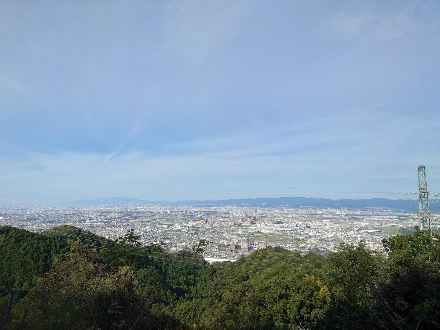 まずは国見山へ。大阪方面。視界良き。