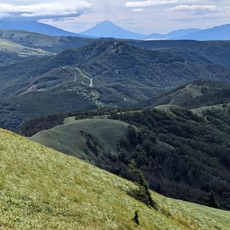 山頂からの眺望富士山。かっこいい眺め。