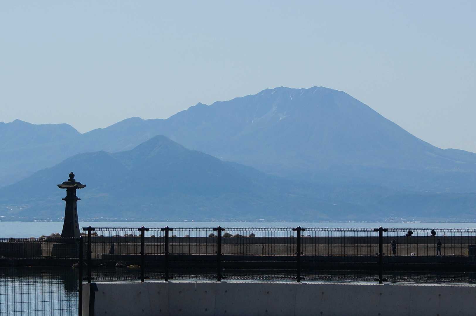 美保関湾の常夜灯と大山🗻