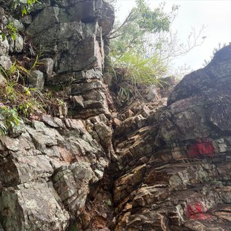 中級コースは岩登りあり