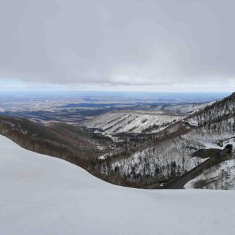 いつも通っている峠の国道越しの十勝平野