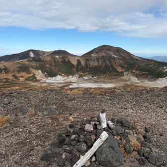 標識は崩れているけど、松田岳山頂から望む北鎮岳