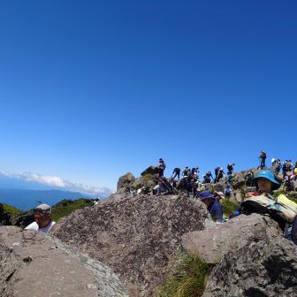 ごはん食べていると、山頂が更に大変な混雑に！