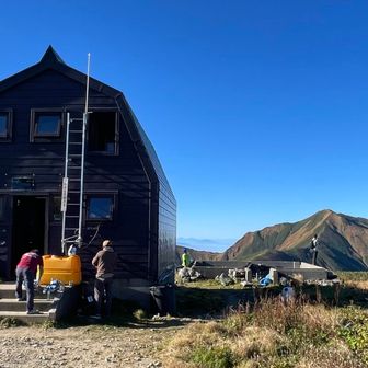 途中すれ違ったハイカーさん曰く本山小屋はキャパオーバーで激混み。御西小屋も満員できつきつだったらしい。梅花皮小屋で正解👌