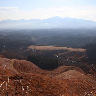 ススキの稜線に日が当たってキレイな景色の向こうに大好きな祖母山系