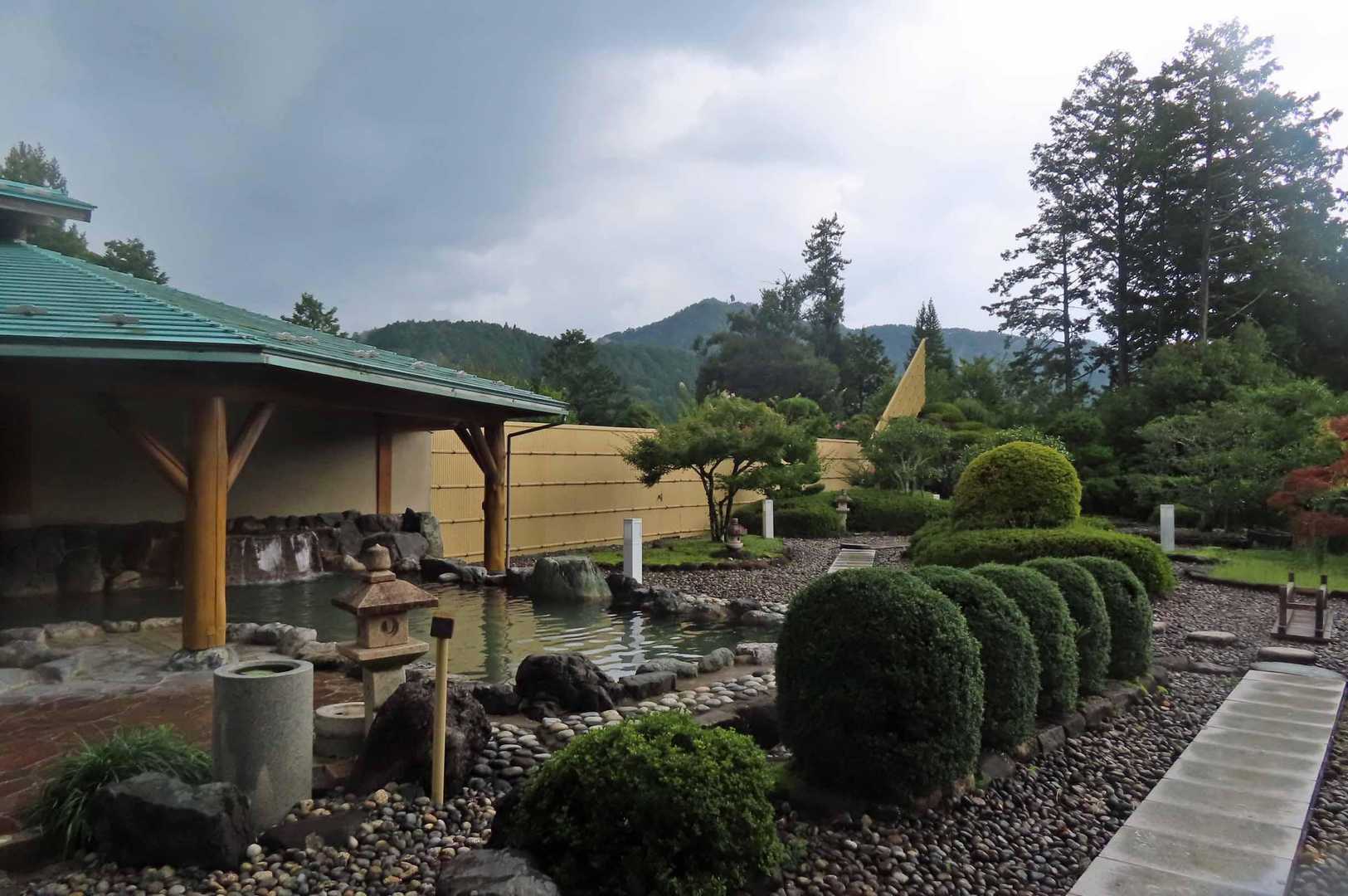 男女別のお風呂があります
蛍石の湯と木の湯があり週替わりで楽しめます
広い露天風呂があり、山が見えました