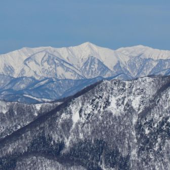 中央に小又山、右奥に神室山