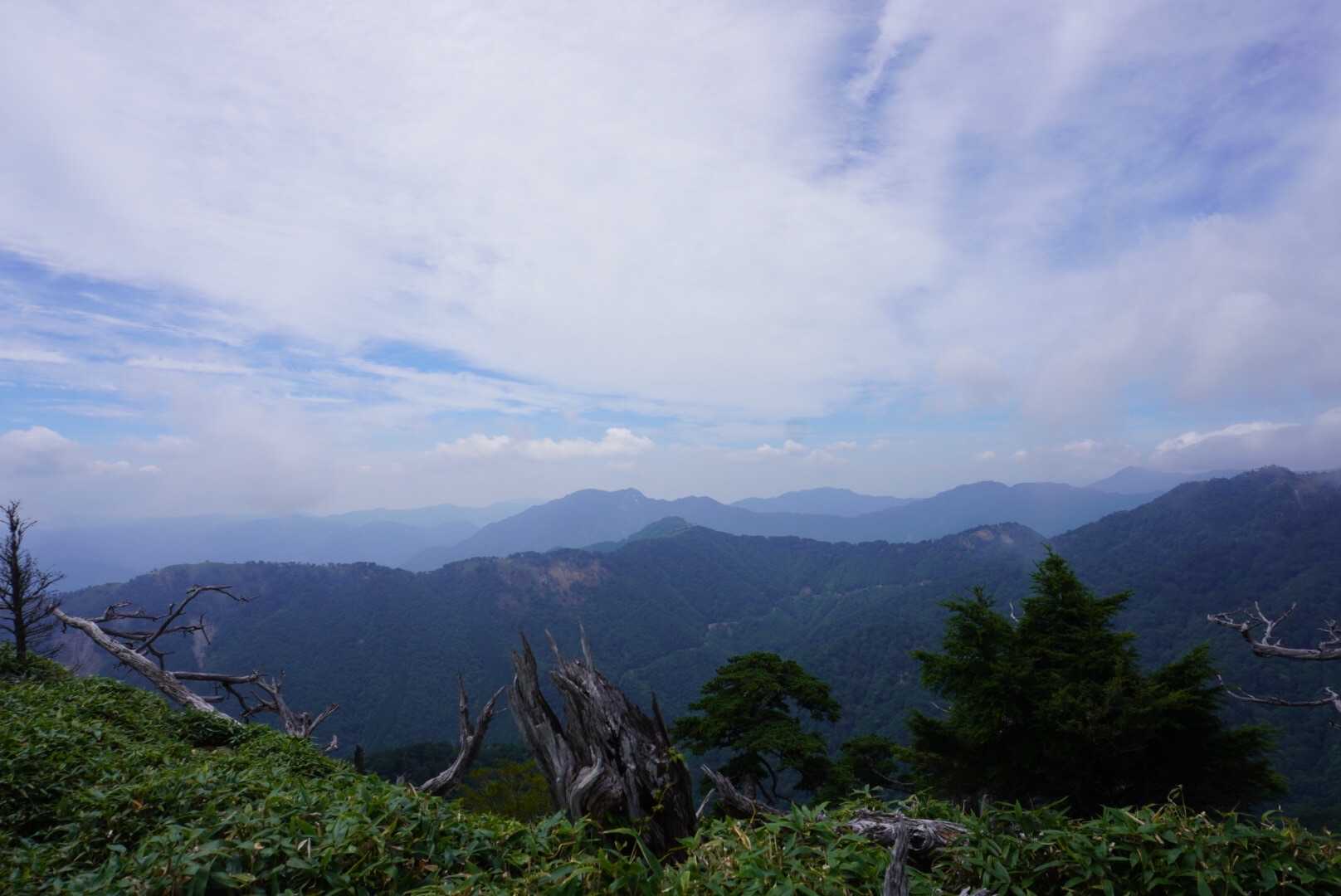 こちらは、次郎笈から槍戸アルプス方面
山の家の方向〜
新九郎山、その後ろに石立山
左へ行くと不入山