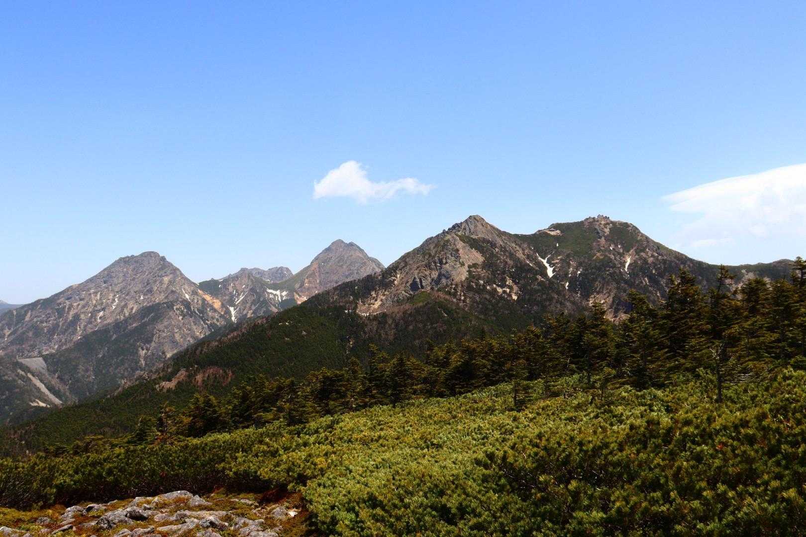 南八ヶ岳の錚々たる山々
左から阿弥陀岳、奥には横岳、赤岳
手前にギボシ、権現岳⛰️