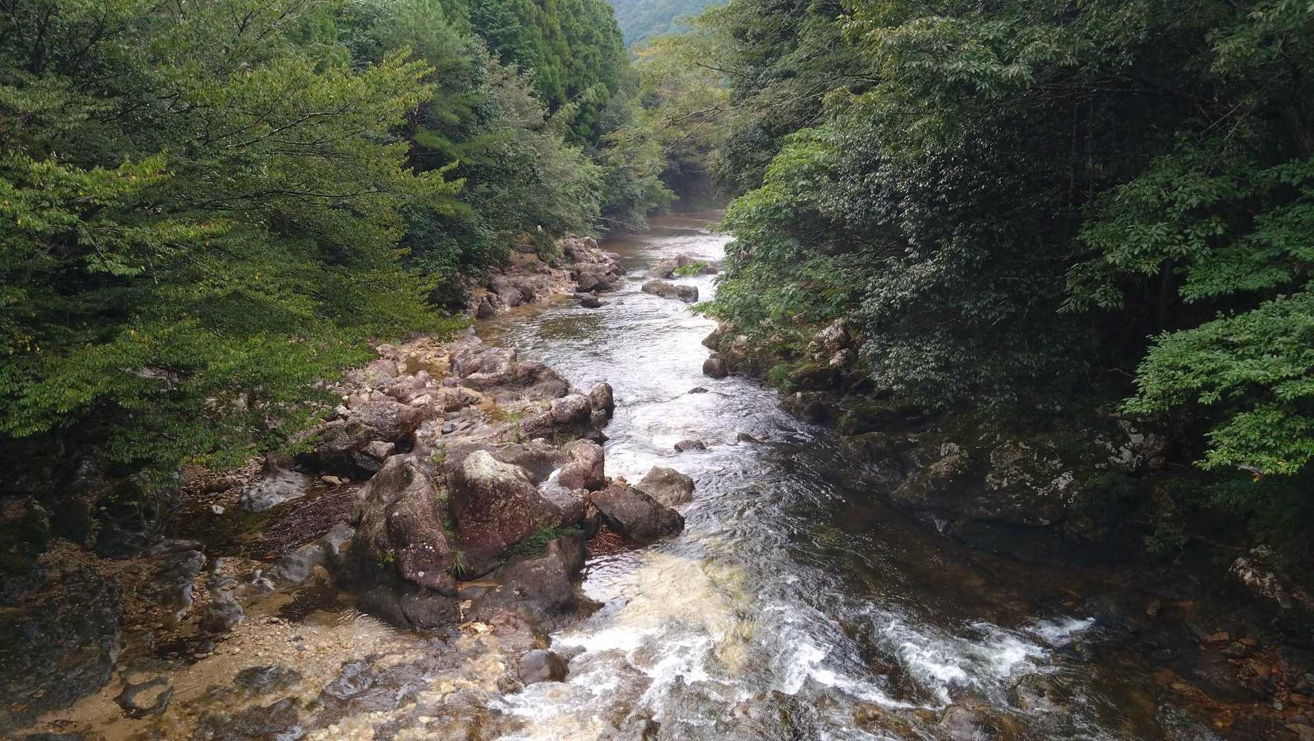 川沿いに登山口に向かいます