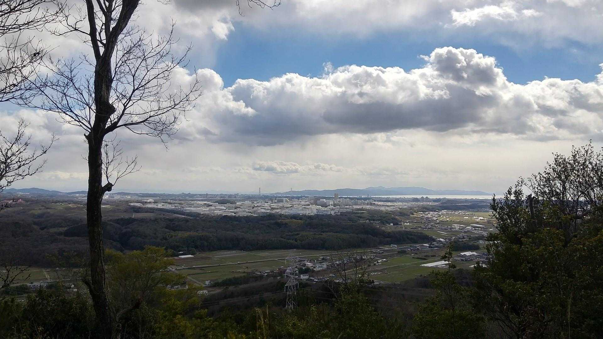 明石海峡大橋や淡路島も見えています。