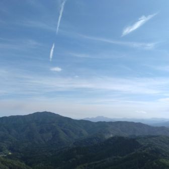 長屋山と右に金峰山