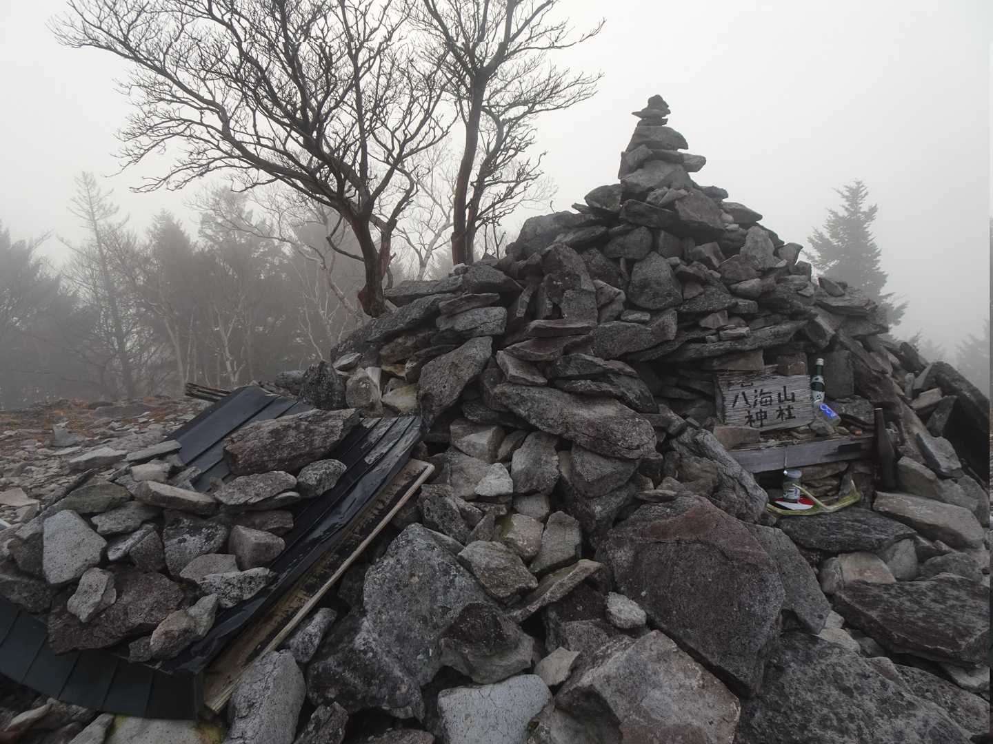 合流地点の八海山神社（小祠）⛩
朝6時で駐車場の気温は4度🥶止まると冷えるので歩くか着るか、歩く！