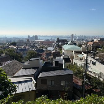 登山口から少し上がったところからの神戸市の眺め、天気が良かったので爽やかな朝です☀️