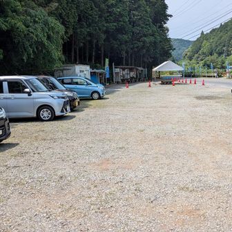 一旦自分の車に戻ってペットボトルを補充していきます。
不要な物も車に置いて行きます。