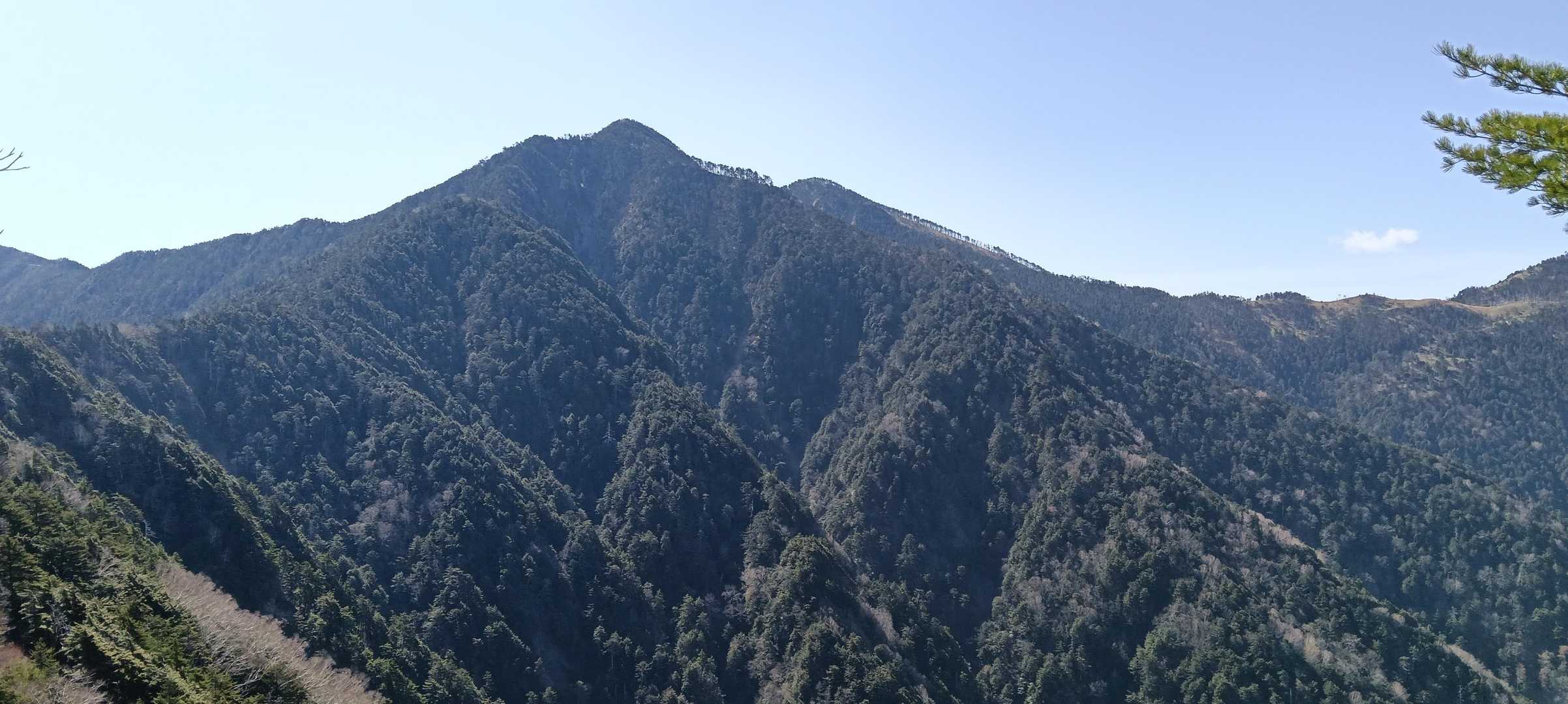 池口岳北峰、南峰は北峰の後になって見えません。
まだまだ遠いです。