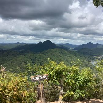 大岩岳384m、後ろの山が綺麗な形
羽束山？