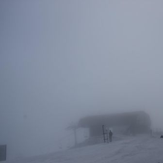 リフトの駅はガスの中。