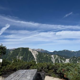 少し飲み物補充させていただいたり、インゼリー飲んだり。
小屋の目の前がこの景色。素晴らしい小屋ですね〜