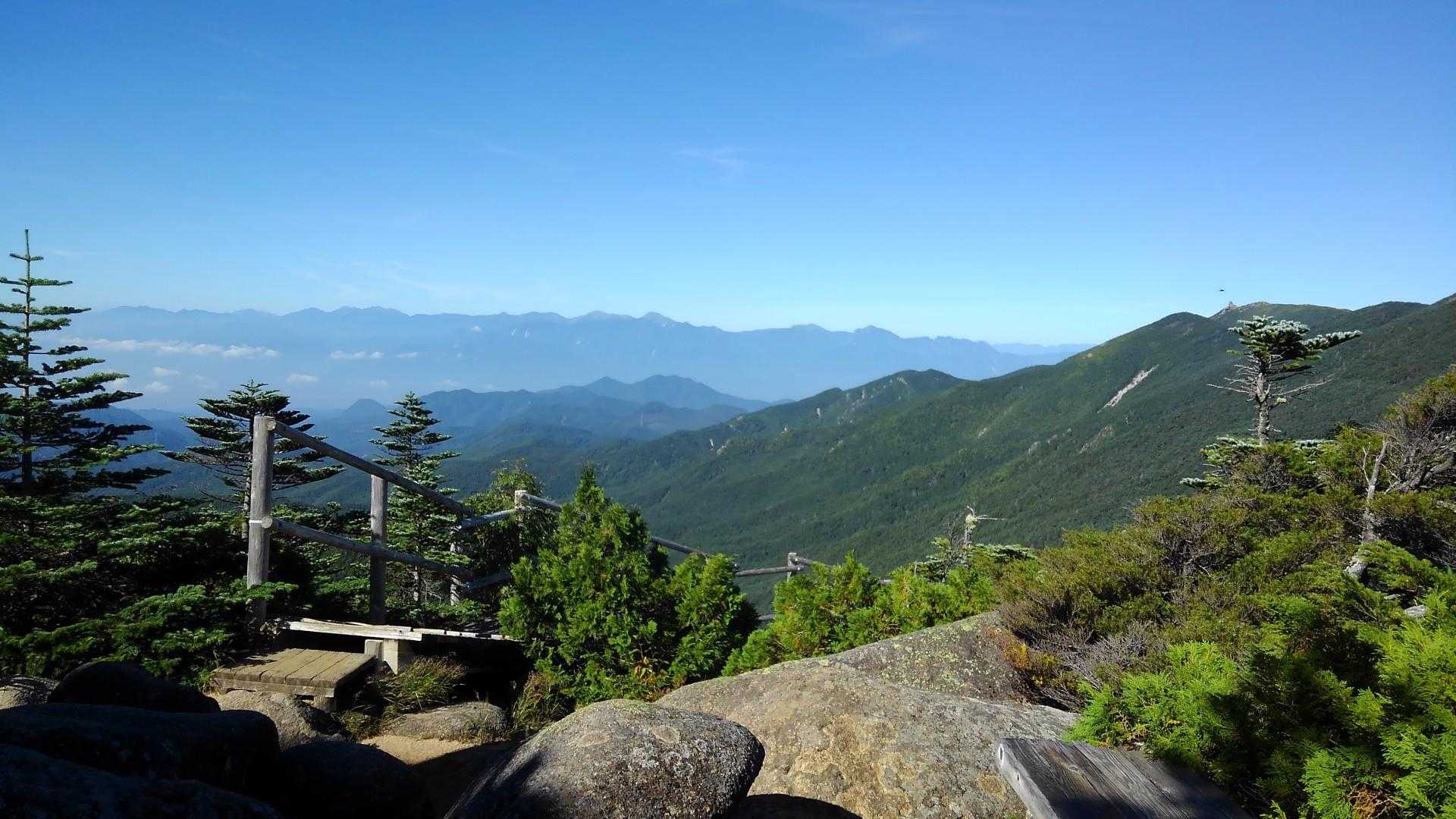 知られざる奥秩父山塊の最高峰。日本一高い車道峠から国師ヶ岳を越えての写真