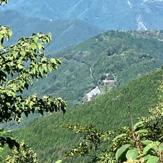 霧藻ヶ峰休憩所から三峯神社が見えます。１１時過ぎで当然ですが、駐車場は満杯ですね。